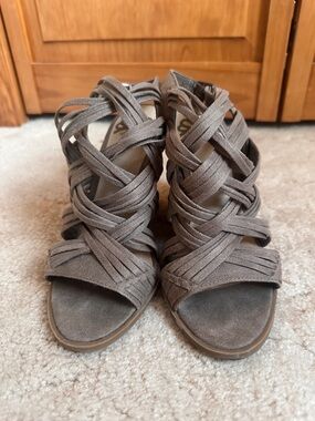 Fergie Gray Woven Suede Wedge Sandals Size 6